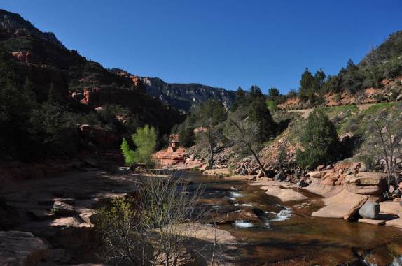 O belo rio no Slide Rock State Park, perto de Sedona, no Arizona, Estados Unidos